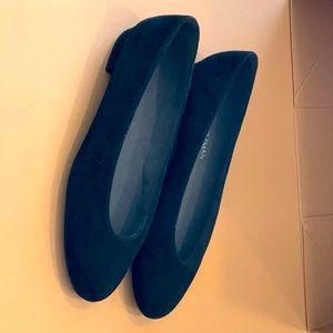 Flats in black suede. New. Size 8.